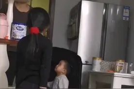 内蒙古一妈妈教训老大，老二去凑热闹挨揍，爸爸隔岸观火意料之中图片