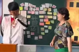 不舍！支教老师离开前含泪鞠躬告别，学生的表情看哭网友图片