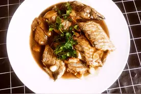 不论炖什么鱼，记住“6放5不放”，炖出来的鱼鲜嫩入味，一点不腥图片