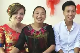 13年英国女孩倒追四川小伙，男孩家强烈反对，女孩：车房钱不重要图片