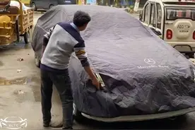 网红烧饼哥不会开车，却用7.8斤票子买奔驰，网友：人不可貌相图片