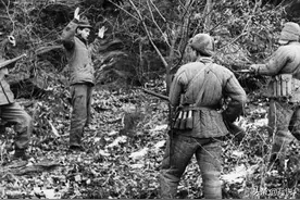 美国大兵躺着装死，志愿军班长一眼识破：额头还在冒汗！图片
