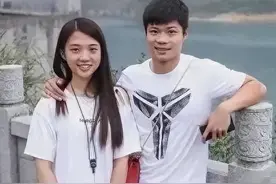 苏炳添和老婆年轻时合照，两人初中就是同学，如今有2子幸福美满图片