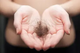 隐私部位的毛发变白，意味着体内有疾病吗？能不能刮掉？图片