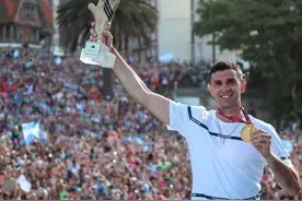 荣归故里!大马丁戴金牌捧金手套回乡,60万人小城14万父老乡亲出迎图片