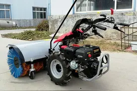 家家户户适用的小型手推式扫雪机图片