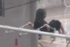 陕西男子向女子表白，下一秒却在雨中荡秋千。网友：爱情让人疯狂图片