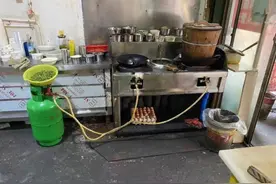 浙江一餐厅燃气软管私接三通接口，罚！图片