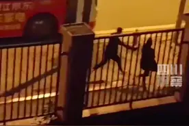 两男子深夜追赶推倒女子，多名学生齐声高喊制止，街道回应：警方正在调查图片