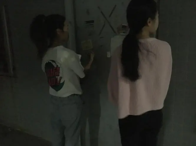 辽宁“公主”：16岁吃饭靠人喂，每个月零花钱30万，开跑车摆地摊