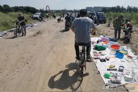 辽宁这个小城市竟有这么大的“鬼市”，还有镶牙、卖药的图片