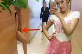 每日一笑：妹子，下次拍照注意身后好吗？你这暴露了别人的隐私啊图片