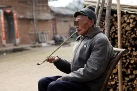 公公偷为儿媳洗澡2年，亲家母气愤不已，亲眼看后却默默流下眼泪图片