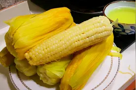 煮玉米时，别只用清水，多加这2样，煮好的玉米就会香甜又软糯图片