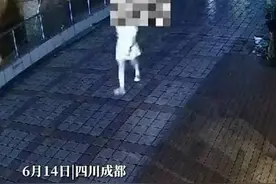 男子尾随女子欲强抱 狗狗与店铺众人助力解围图片