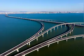 胶州湾跨海大桥降低通行费用10月19日起执行图片