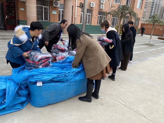 深圳三一学院团队伴山集公益组为平泉特殊教育中心学生捐赠校服(图1)