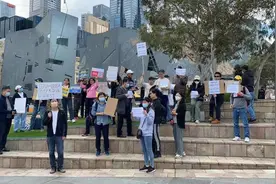 澳洲公布新移民政策, 大批华人上街抗议! 狂喊澳洲政府退钱!图片