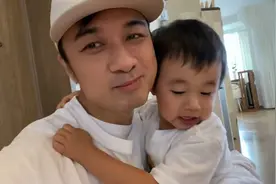 古巨基携妻儿庆50岁生日，3岁儿子祝福呆萌可爱，父子长相似复制图片