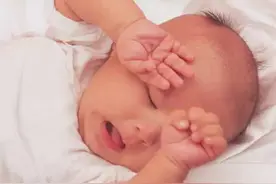 俏管家家政 育儿早教：宝宝这些小动作有何含义图片