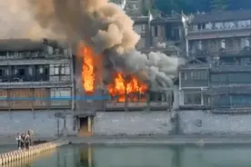 凤凰古城景区一木质房起火 酒吧老板：无人受伤，起火原因暂不清楚图片