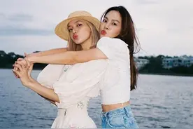 Lisa回国后大变样！“男友视觉”光脚穿印花裙踏青，宛如仙女下凡图片