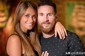 梅西秀恩爱：妻子坐腿上，一脸笑容！3对夫妻合影，苏牙来了图片