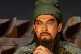 曹操败走华容道后，关羽为报恩放走曹操，为何诸葛亮成传世美谈图片