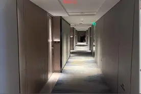 房客酒店内被外来醉酒男无故暴打，杭州万豪酒店称“自己也是受害者”图片