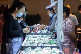 俗话说：玉不过手，金不离目，珠宝界也很忌讳这种行为图片