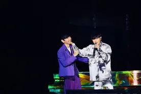 林俊杰举办演唱会，周杰伦惊喜现身，陶喆夫妇也在台下捧场图片