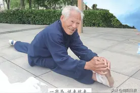 一字马、二指禅、头顶木砖“拿大顶”、单杠上“倒挂金钩”…… 练就一身绝活，南阳八旬老汉赛小伙儿图片