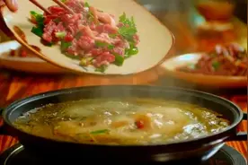 用牛粪做成的美食火锅——牛瘪锅图片