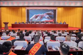 资阳市第四届劳动模范和先进工作者表彰大会举行图片
