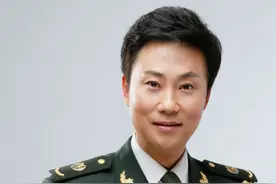 耿为华：被女粉丝倒追，结婚15年遭抛弃，离婚时和女儿抱头痛哭图片