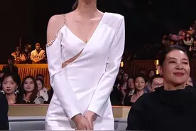 42岁香港女人陈贝儿不简单！白裙亮相金鹰，2021年度感动中国人物图片