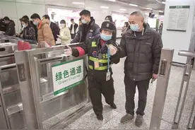 让身份证成为“一卡通”——身份证替代老年优待证新政实施首日见闻图片