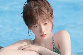 少女摄影|丸子头可爱少女泳池俏皮写真图片