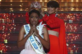 34岁黑人空姐赢“法国小姐”桂冠，惹争议，“选美比赛忽略颜值”图片