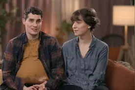 他是变性人，为妻子诞下一名健康的婴儿，夫妻俩相拥而泣图片