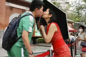 成年儿子和母亲当众亲吻，与自己生的孩子亲密接触有问题吗？图片