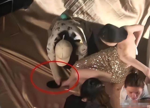 浴缸陪睡、助理手接口水、“跪式服务”，这些明星哪来的优越感？