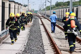 “地下起火请求支援” 成都开展轨道交通灭火救援演练图片