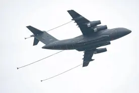 运油20和歼15首次空中加油，中国航母战力腾飞！作战半径大幅提升图片