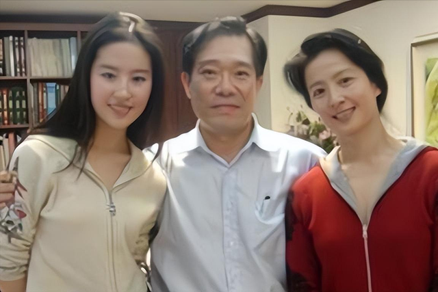 刘亦菲的妈妈刘晓莉：两婚两离，至今单身，长得比女儿还漂亮