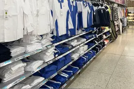 我怀疑广东人把校服焊身上了 ​图片