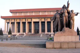 毛主席纪念堂，打破坐北朝南的建筑传统，为何会建在天安门广场？图片