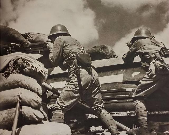 芷江机场一战,比如跟我们新4军(江南全境私下里统称四爷),沿途强拉民