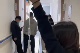 男生生病输液女友帮举吊瓶，男生：有个这“小玩楞”挺好图片