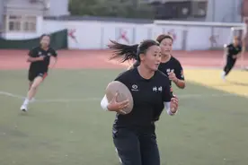 这群蚌埠高中女生，用橄榄球“打”开成才之门！图片